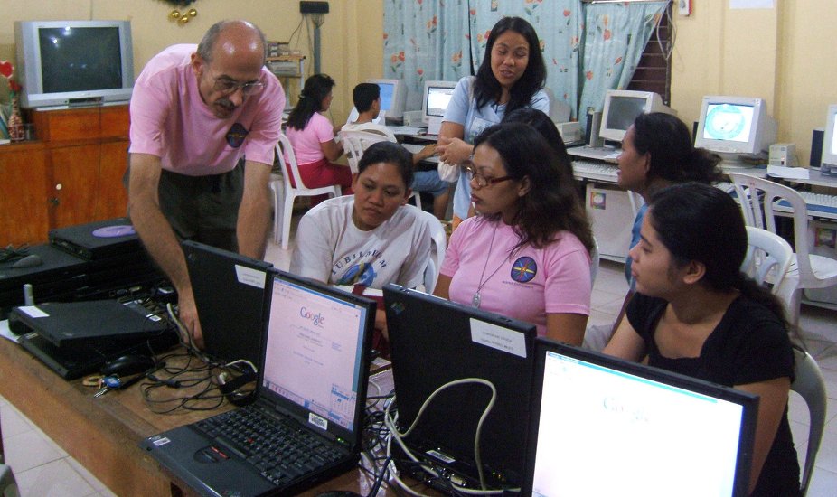 Neal teaching teachers about laptops for classroom
